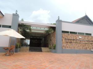 a building with an umbrella in front of it at Kampongbay Makeng Guesthouse in Kampot