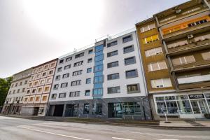 une rangée de bâtiments dans une rue de la ville dans l'établissement City Centre Lux, à Maribor