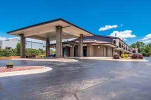 an empty parking lot in front of a building at Econo Lodge Inn & Suites University in Huntsville