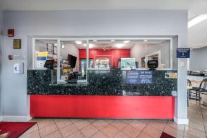 a fast food restaurant with a red and black counter at Econo Lodge Inn & Suites Huntsville University Area in Huntsville +33 photos