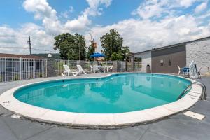 a large swimming pool with blue water at Econo Lodge Oxford in Oxford