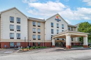 een weergave van een hotel op een parkeerplaats bij Comfort Inn East in Indianapolis