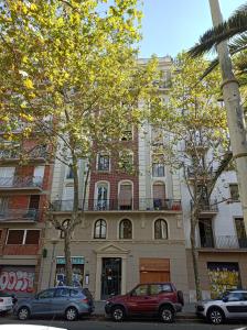 un edificio con coches estacionados frente a él en Urban Loft Barcelona Diagonal super ubicación wifi, en Barcelona