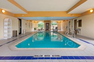 Comfort Inn & Suites Wilkes Barre - Arena tesisinde veya buraya yakın yüzme havuzu
