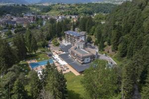 Bazén v ubytování Grand Hotel Terme Di Comano nebo v jeho okolí