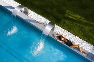 Bazén v ubytování Grand Hotel Terme Di Comano nebo v jeho okolí