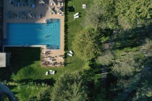 Bazén v ubytování Grand Hotel Terme Di Comano nebo v jeho okolí