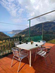ヴェルナッツァにあるMauro's Homeのテーブルと椅子、海の景色を望むバルコニー