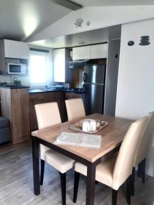 Kuchyň nebo kuchyňský kout v ubytování Camping des Dunes de Contis mobilhome 3ch,