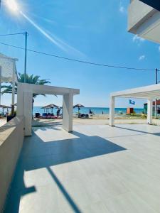 Blick auf den Strand von einer Terrasse am Strand in der Unterkunft Vit'S sea Villa in Siviri