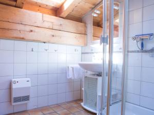 een badkamer met een wastafel en een douche bij Ahorn-Appartements - Chiemgau Karte in Inzell