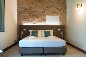 een slaapkamer met een bed met twee handdoeken erop bij Beyond Colosseum in Rome