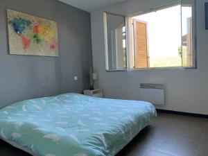 een slaapkamer met een bed en een raam bij Appartement F2 Salines de Porto Vecchio in Porto-Vecchio