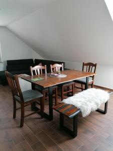 mesa de comedor con 4 sillas y sofá en BLATNIKOV HRAM en Dvor
