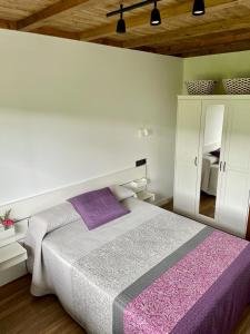 En eller flere senge i et værelse på APARTAMENTOS LOS MANZANOS