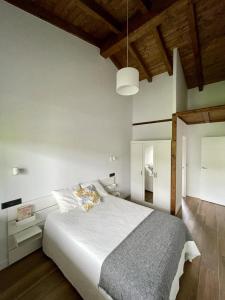 Ένα ή περισσότερα κρεβάτια σε δωμάτιο στο APARTAMENTOS LOS MANZANOS