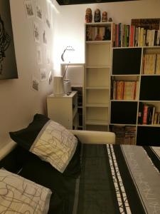 - une chambre avec un lit et une étagère dans l'établissement CHAMBRE CHEZ L'HABITANT - ROOM IN THE OWNER'S APARTMENT, à Nice