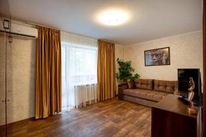 uma sala de estar com um sofá e uma grande janela em City Center. Central Avenue. Luxury. em Kherson