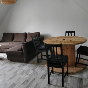 La Vannerie في Béthisy-Saint-Martin: غرفة معيشة مع أريكة وطاولة وكراسي
