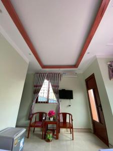 a room with two chairs and a table and a window at Nhà nghỉ Việt Nhật in Mèo Vạc +20 photos