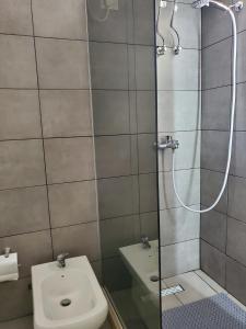 ein Bad mit einer Dusche, einem WC und einem Waschbecken in der Unterkunft Unique Traditional House, hosted by J&G in Tirana