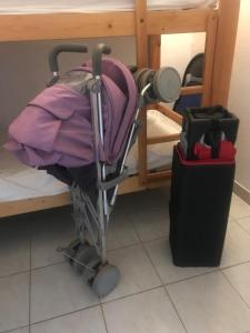 passeggino accanto a un letto a castello di Les Balcons de la Mer a Valras-Plage