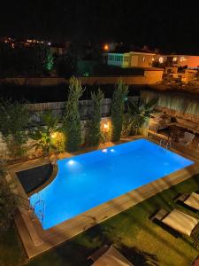 an overhead view of a swimming pool at night at Alacati Viola Hotel in Alaçatı