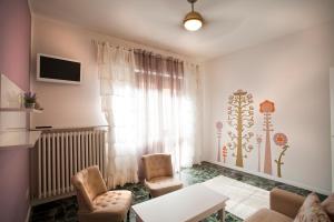 een woonkamer met een bank en 2 stoelen bij SUITE MORGANA in San Zeno in Verona