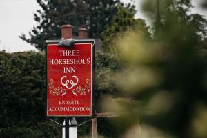a sign that says three horses in an en suiteociation at Three Horseshoes Inn in Hereford
