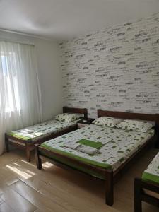 ゲレンジークにあるГостевой дом Надеждаのレンガの壁の客室内のベッド2台