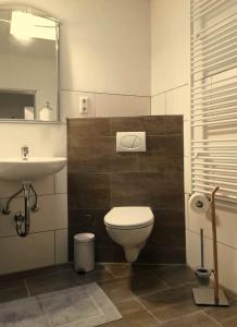uma casa de banho com um WC e um lavatório em Quartier am Campus em Oldemburgo