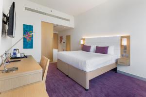 Кровать или кровати в номере Premier Inn Dubai Ibn Battuta Mall