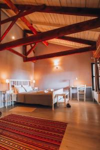 Postel nebo postele na pokoji v ubytování Attalos Suites Hotel