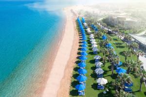 uma vista aérea de uma praia com guarda-sóis e do oceano em Grand Ocean El Sokhna em Ain Sokhna