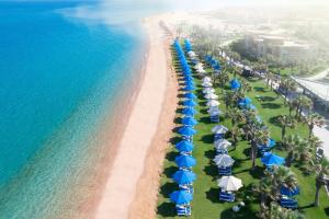 een luchtzicht op een strand met parasols en de oceaan bij Grand Ocean El Sokhna in Ain Sokhna