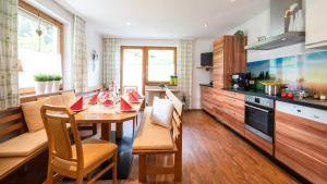 Una cocina con una mesa y sillas en una habitación. en St. Lukas Apartments, en See