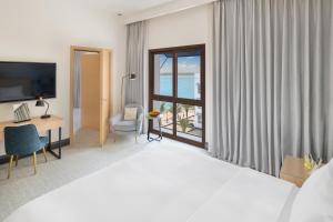 Deluxe Room Partial Sea View King