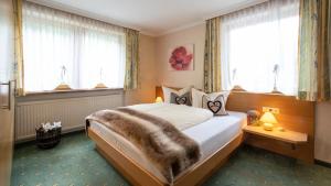 Un dormitorio con una cama con una manta peluda. en St. Lukas Apartments, en See