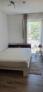 a large bed in a room with a window at Outletcity Ferienwohnung Wohnung 2 in Metzingen