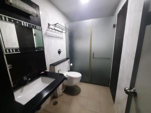 een badkamer met een toilet, een wastafel en een douche bij Hotel Corporate Inn, Patna in Khagaul