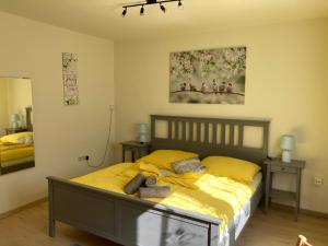 Un pat sau paturi într-o cameră la Ferienhaus Elisabeth Selbstversorger Unterkunft