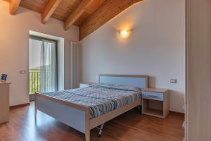 a bedroom with a bed in a room with a window at Appartamento al Rio Grauno Ospitar in Grauno