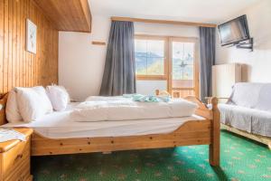 Un pat sau paturi într-o cameră la Gasthof Pesbichl