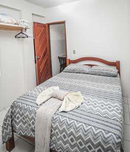 1 dormitorio con 1 cama con 2 toallas en Pousada Santa Fé, en Porto de Galinhas