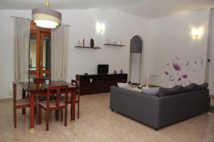 sala de estar con sofá y mesa en B&B Villa Enza intero appartamento a Nocera Inferiore, Salerno, en Nocera Inferiore