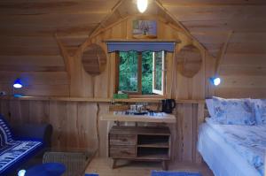 Llit o llits en una habitació de Neitsijärve majutus
