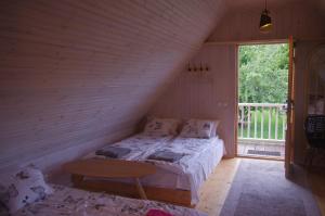 Llit o llits en una habitació de Neitsijärve majutus