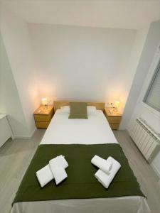 1 dormitorio con 1 cama blanca grande y 2 almohadas en HOSPEDAJE LA PAZ, en Madrid