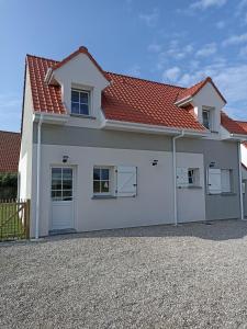 een wit huis met een rood dak bij Le Repos du Randonneur in Audinghen