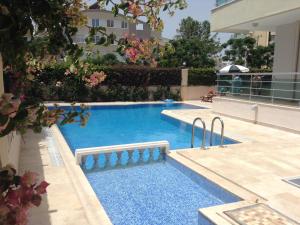 uma piscina no meio de um edifício em Address Residence Suite Hotel em Antália